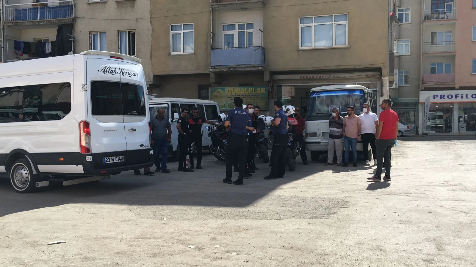 Elazığ’da bıçaklı kavga: Baba ile oğlu yaralandı