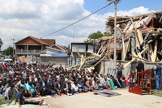 Yıkılan mescidin önünde cuma namazı kılındı