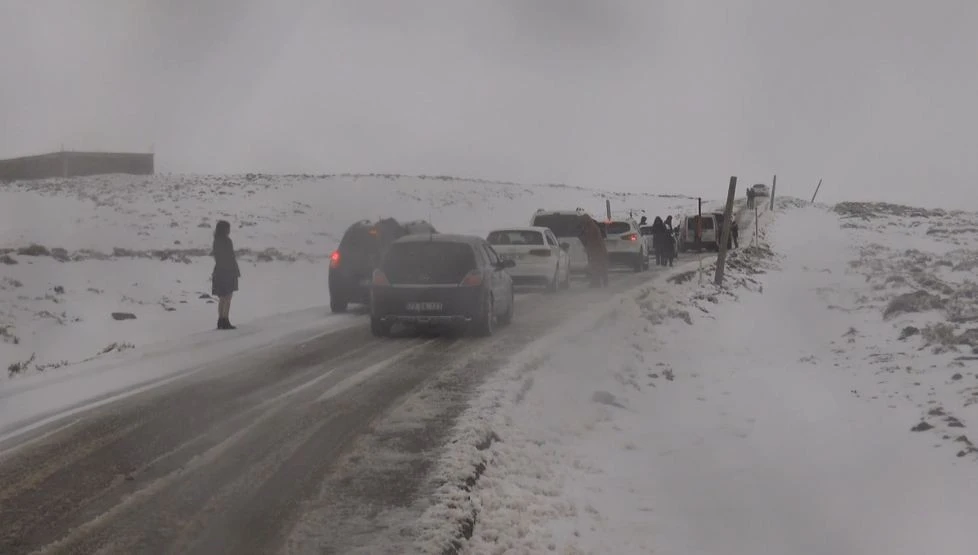 Yolda mahsur kaldılar, halay çekerek kurtarılmayı beklediler