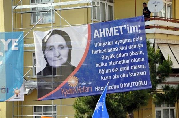 Başbakan Davutoğlu’na pankartlarla karşılama