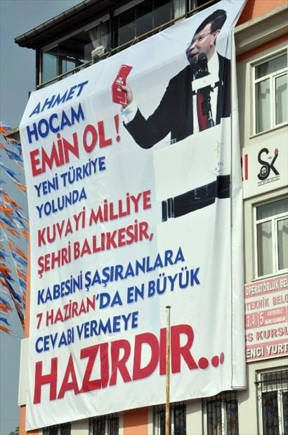 Başbakan Davutoğlu’na pankartlarla karşılama