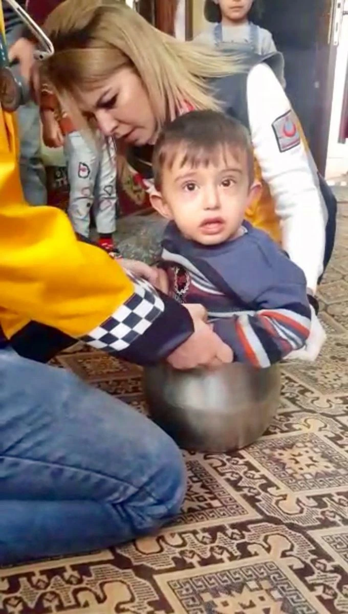 Düdüklü tencerenin içine giren çocuk böyle sıkıştı!