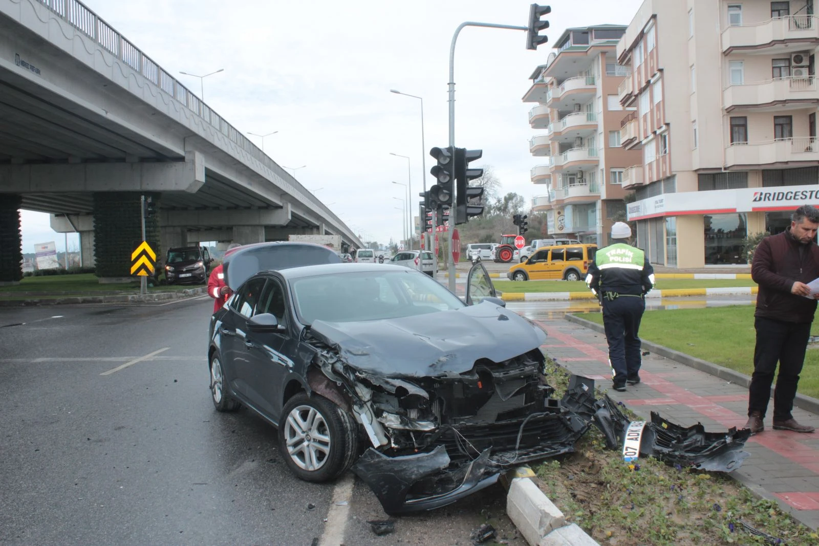 Araçların hurdaya döndüğü kazayı yara almadan atlattılar