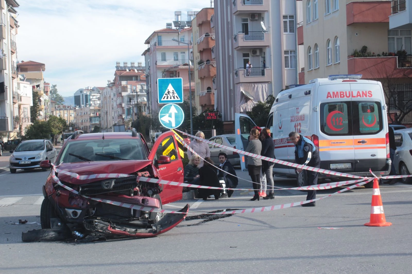 Manavgat’ta otomobil kamyonete çarptı: 2 yaralı