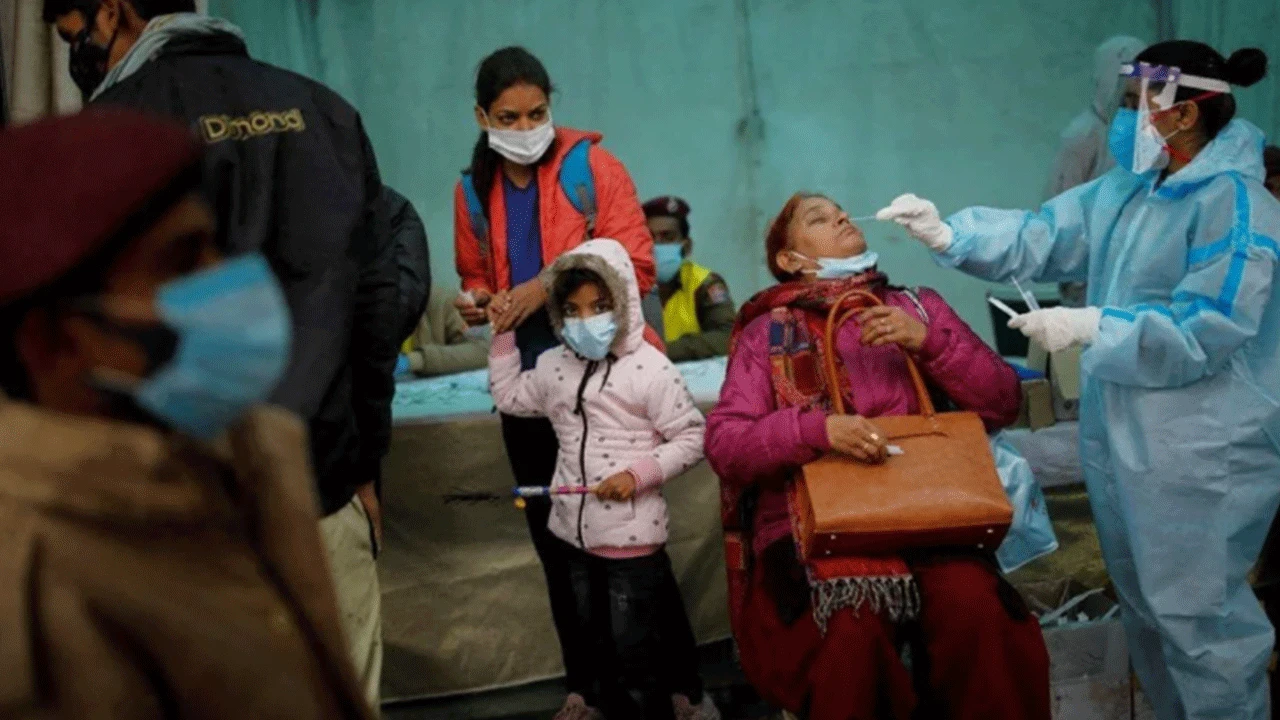 İtalya-Hindistan seferini yapan uçakta 125 yolcu Covid-19’a yakalandı