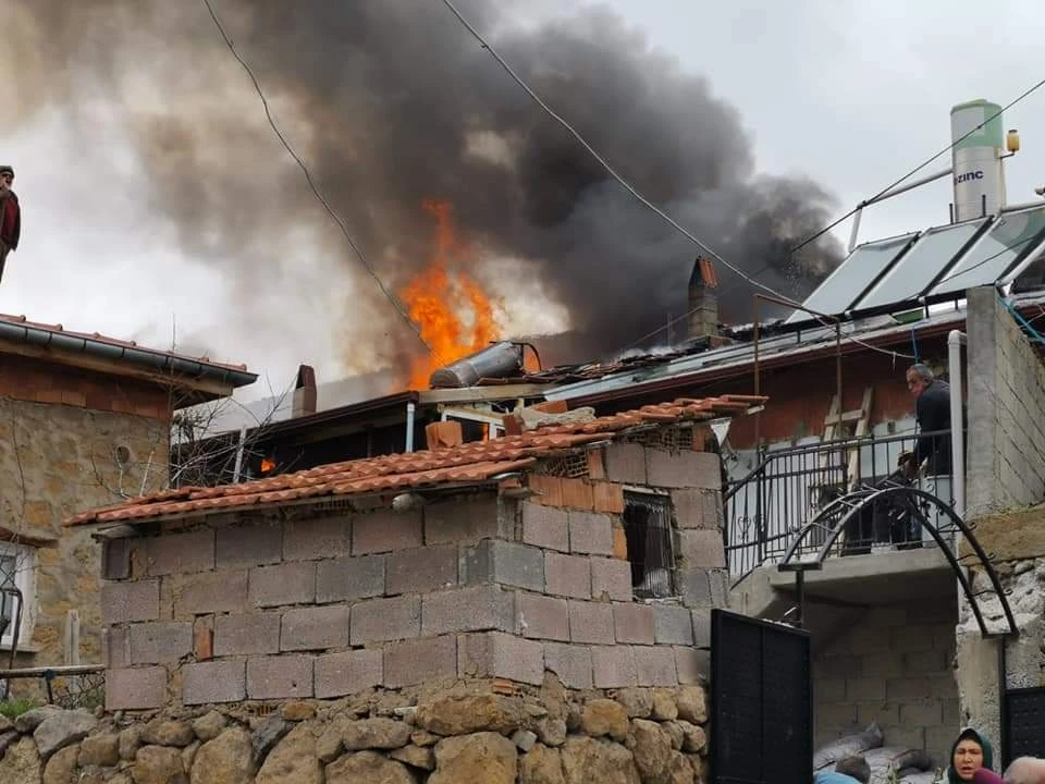 Çatıdaki yangın köylülere korku dolu anlar yaşattı