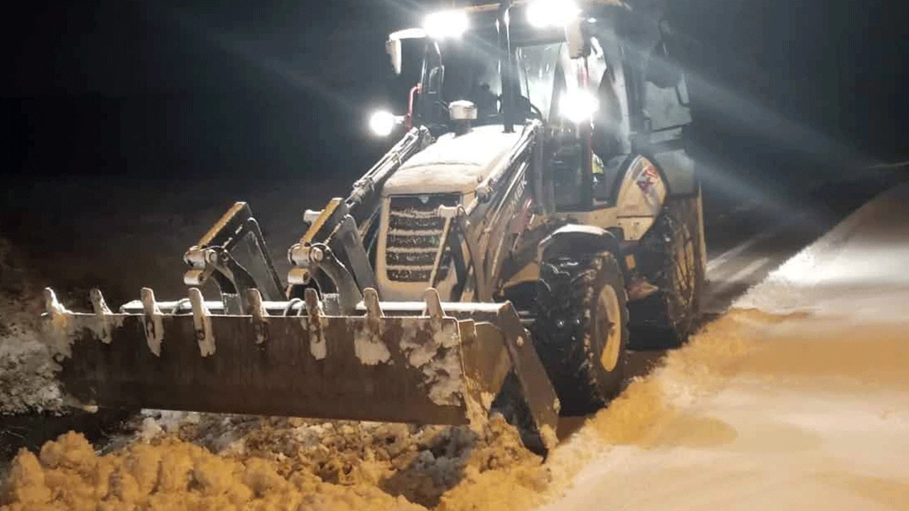 Kocaeli'de ekipler kar nöbetinde! Buzlanma ve yolların kapanmasına karşı çalışma başlatıldı
