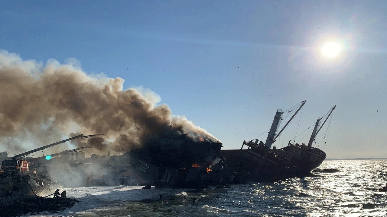 Son dakika haberi: Kartal'da gemi yangını