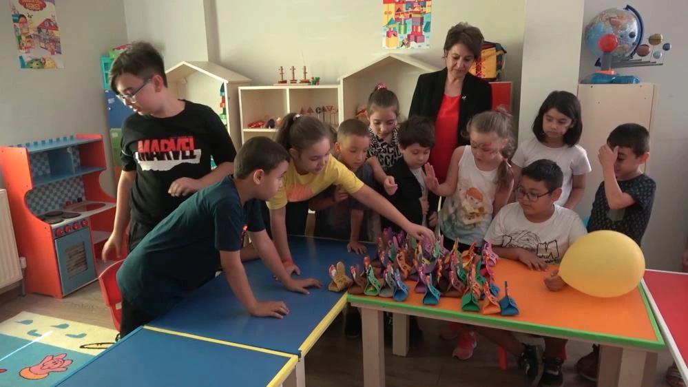 Bizim çok güzel öğretmenlerimiz var... Bir aşkı nakış nakış işleyen neferler