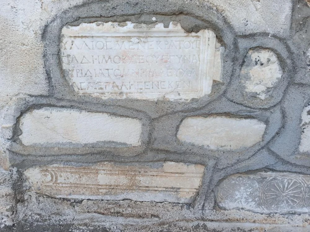 Binlerce yıllık mezarın üstüne kat çıktılar