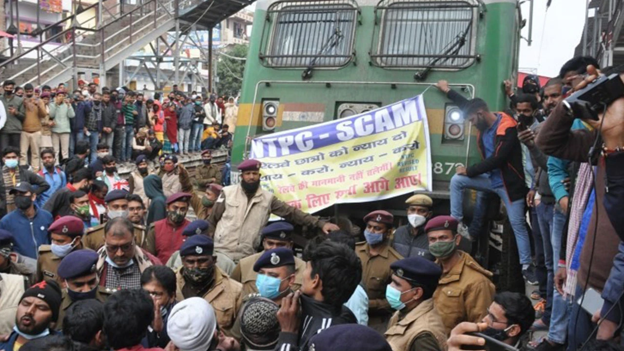 Hindistan'da protestocular treni ateşe verdi