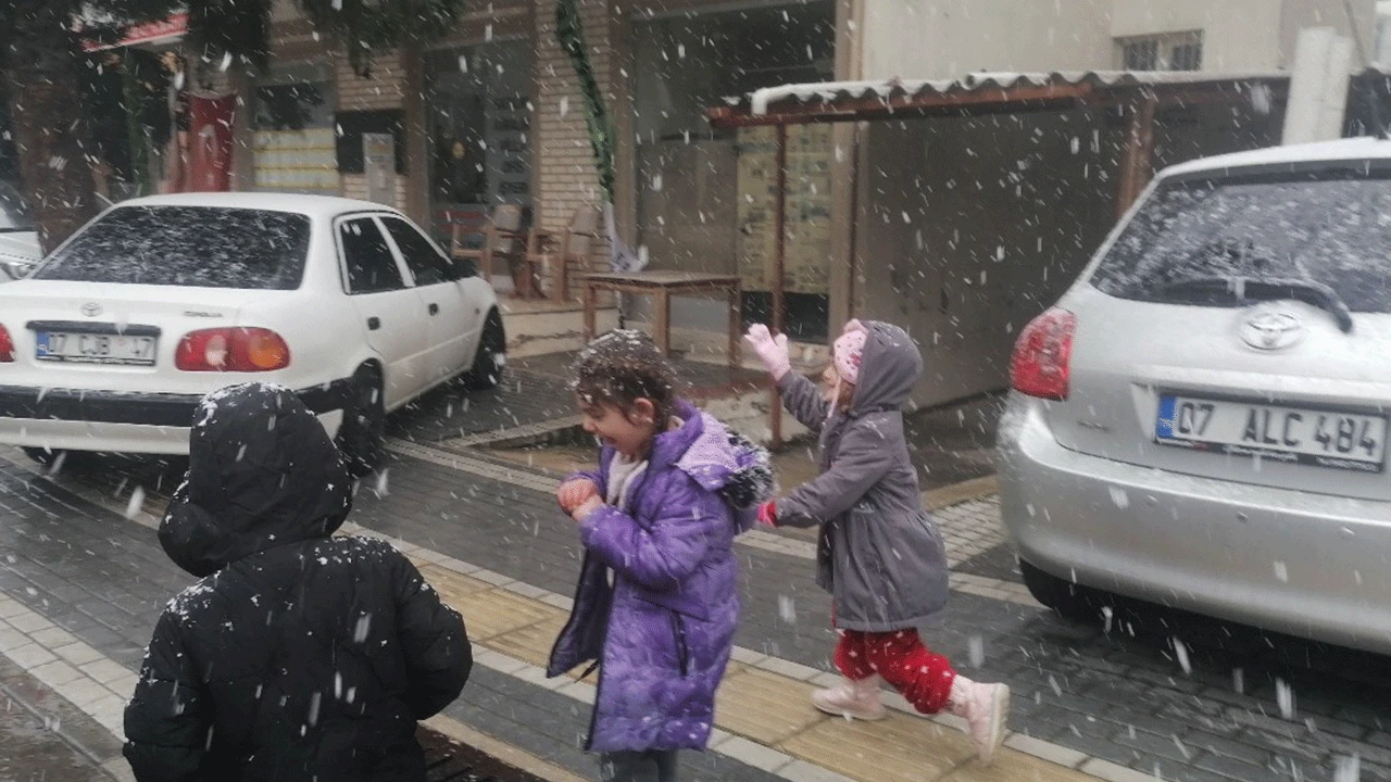 Alanya ve Manavgat kar sevinci yaşıyor! Tam 53 yıl sonra geldi