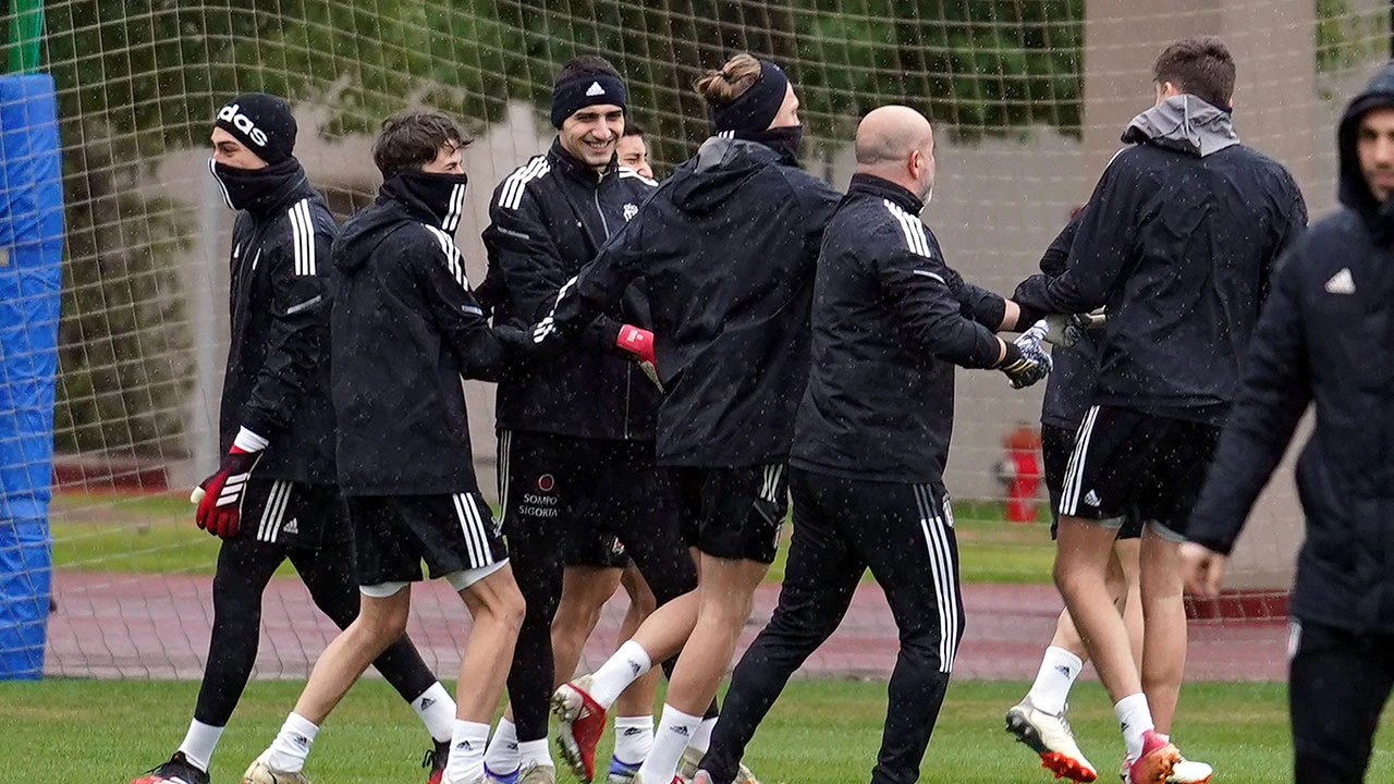 Beşiktaş'ta Rachid Ghezzal kamptan ayrıldı!