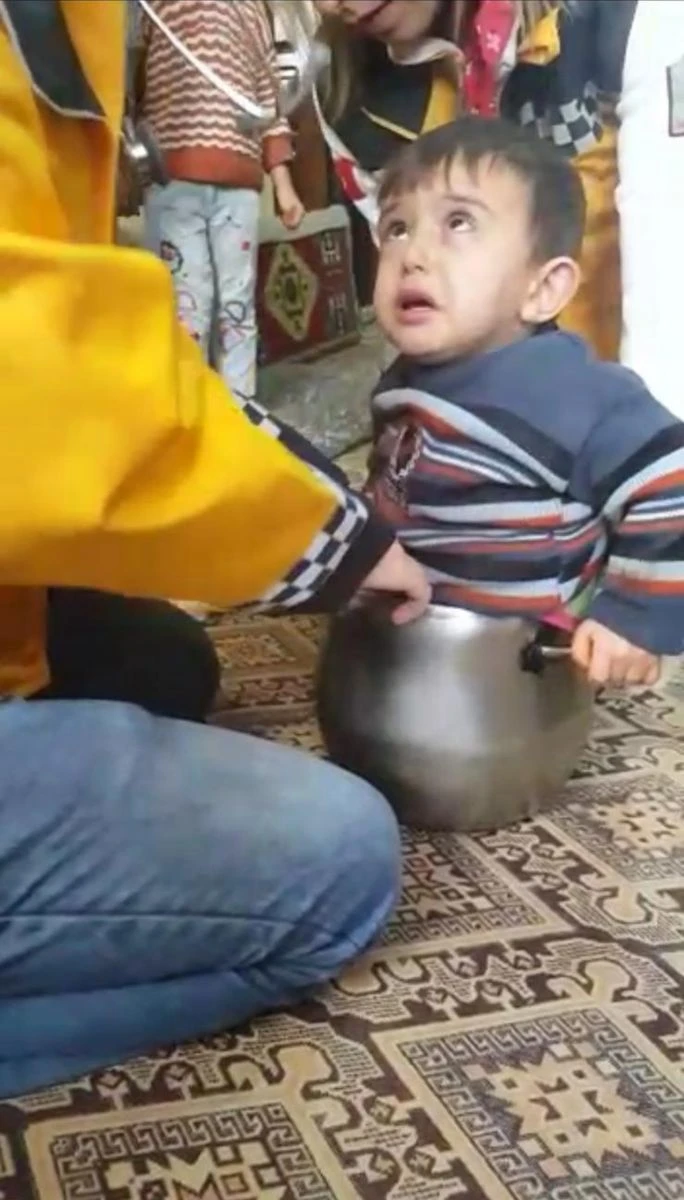 Düdüklü tencerenin içine giren çocuk böyle sıkıştı!