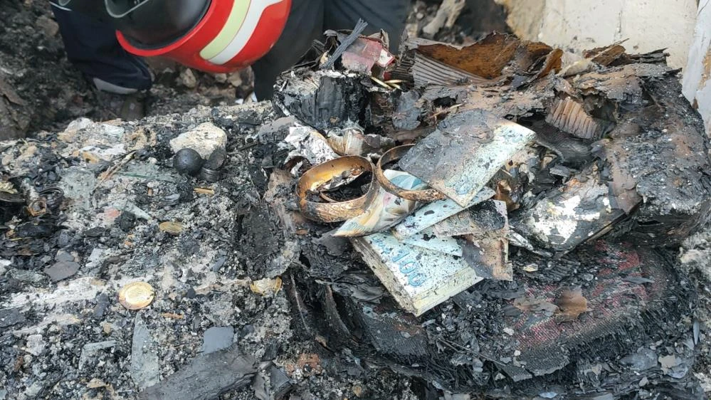 Yangında ev küle döndü: Enkazdaki cesede 16 saat sonra ulaşıldı