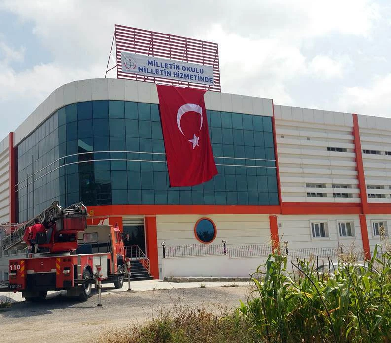 El konulan FETÖ okullarına bu pankart asıldı