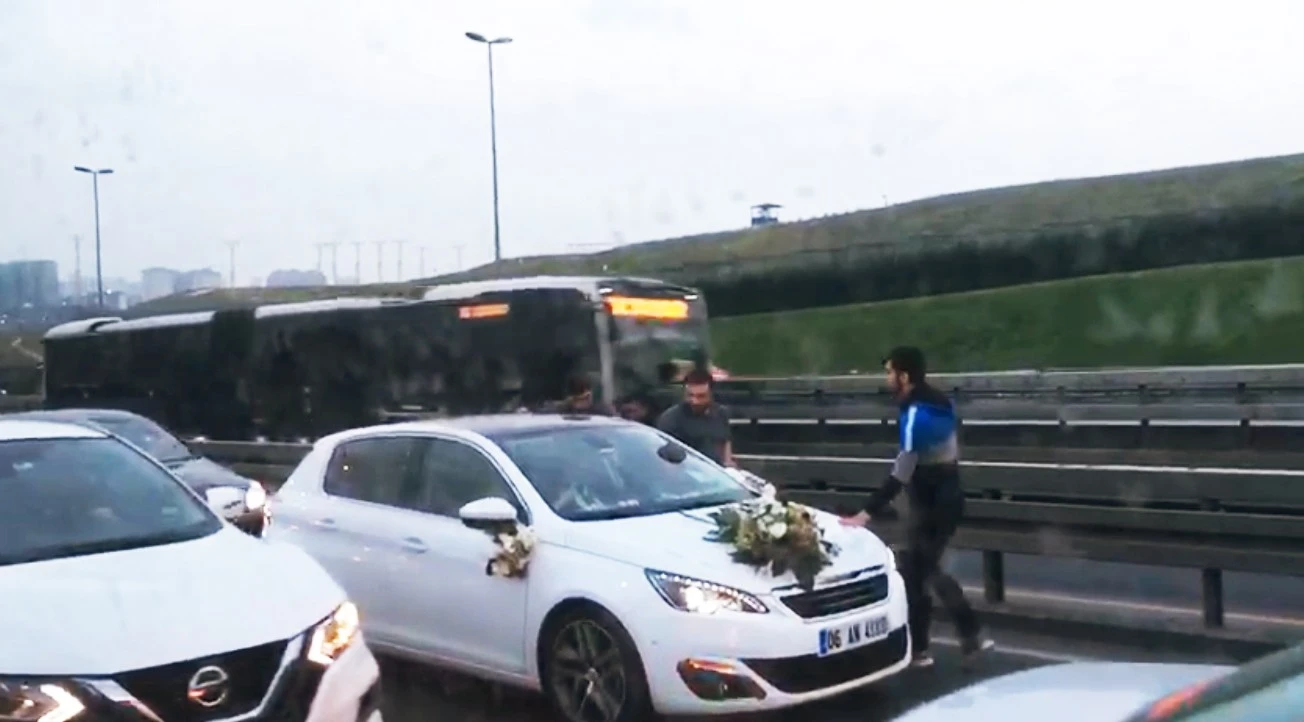 E5'te gelin arabasının önünü kesip terör estirdiler!