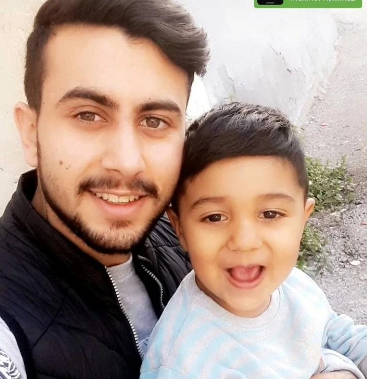 Minik Bulut, yangından korunmak için koltuğun altına saklanmış