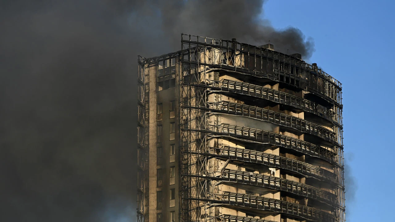 İtalya'da 15 katlı bina alevlere teslim