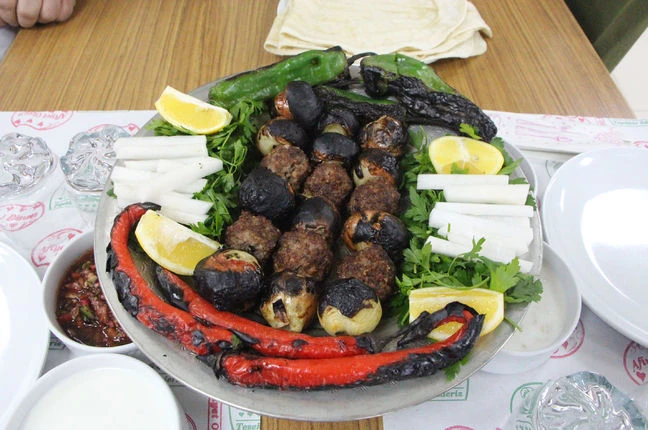 İlaç niyetine soğan kebabı yiyorlar