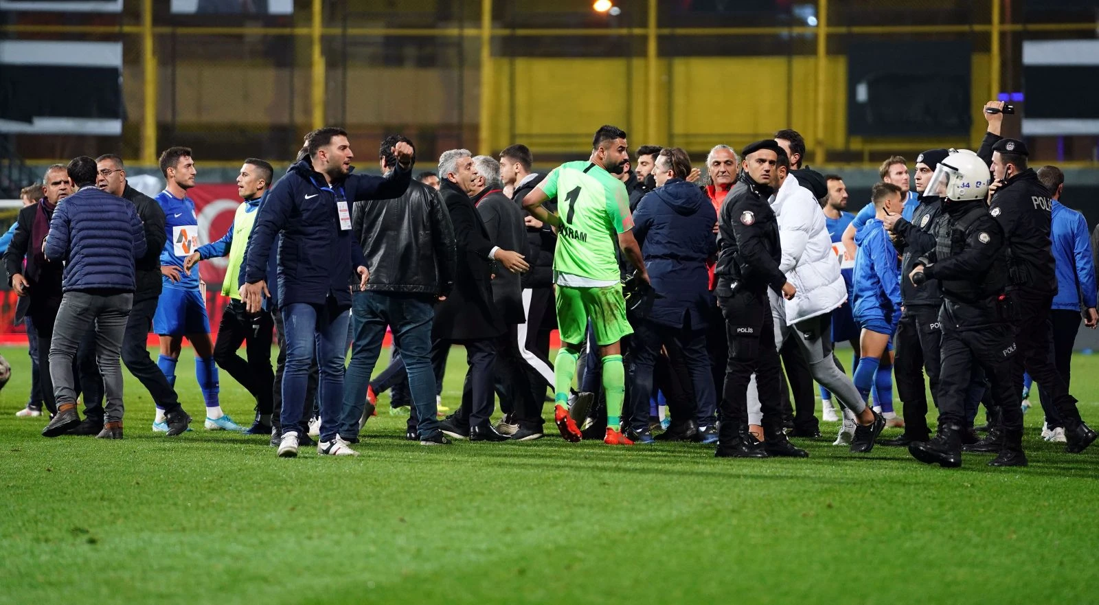 Tuzlaspor - Galatasaray maçının ardından saha karıştı