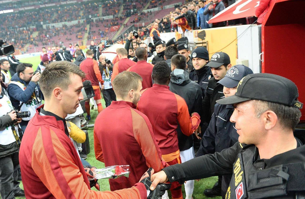 TT Arena'da Çevik Kuvvet'e hakem ve futbolcular çiçek verdi