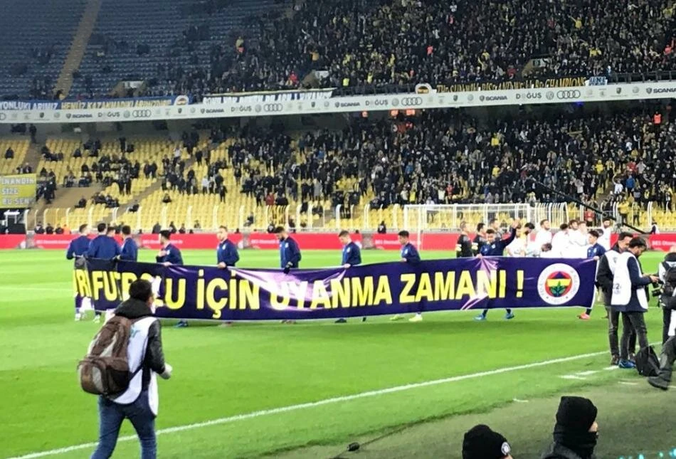 Fenerbahçe'den pankartlı mesaj