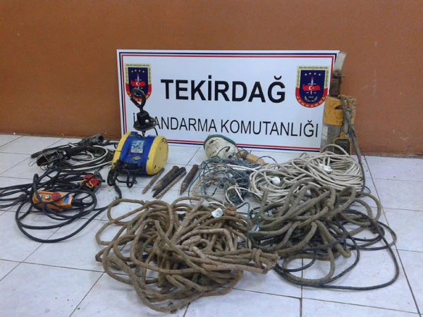 Tekirdağ'da evin önünde hazine arayanlara jandarma baskını