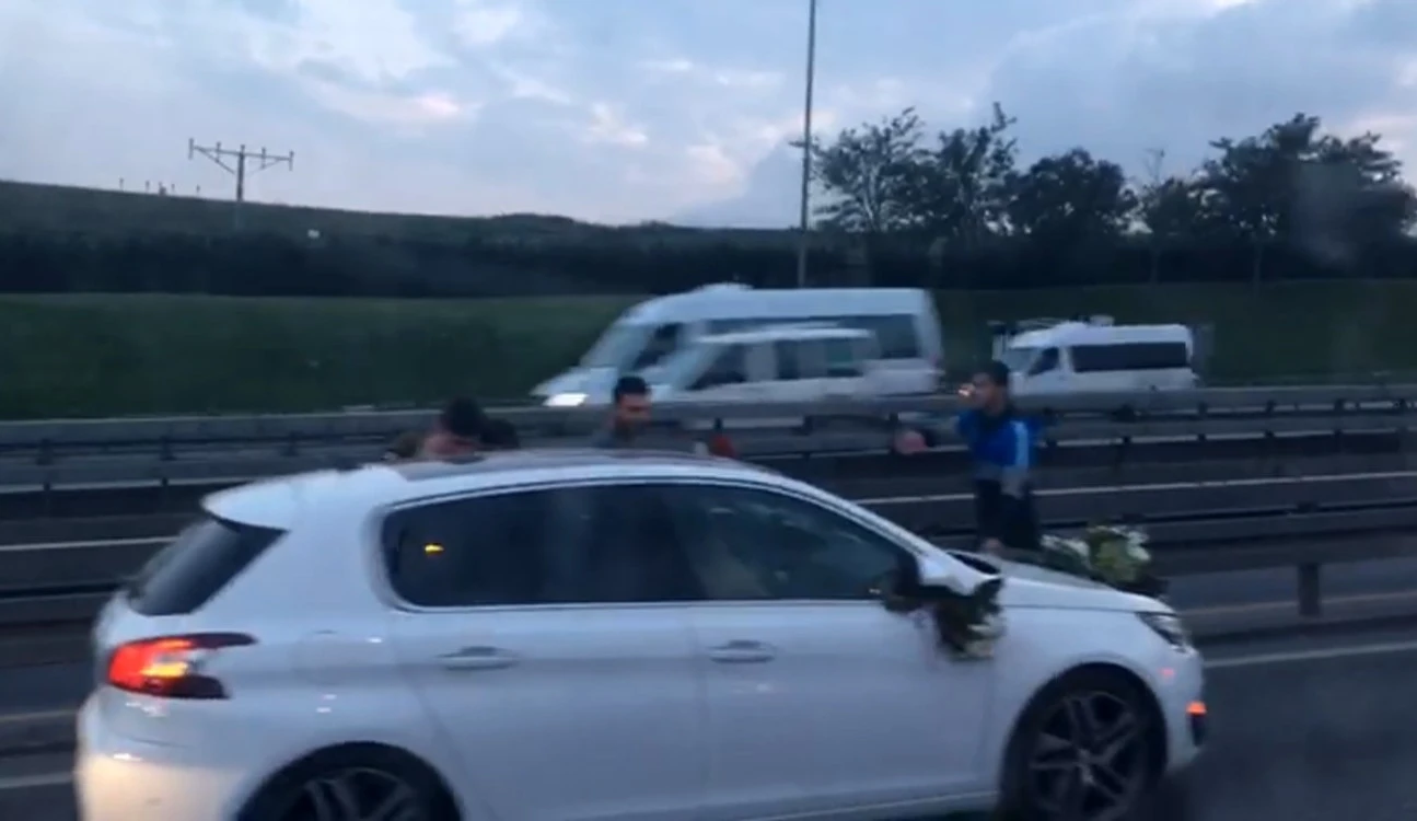 E5'te gelin arabasının önünü kesip terör estirdiler!