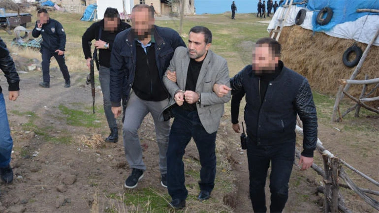 Sandığın altındaki kuyudan çıktı!