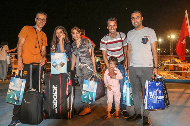 Ankara-Tahran treninin ilk yolcuları Van'da çiçeklerle karşılandı