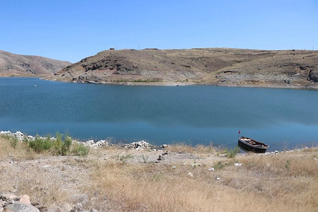 Sular çekilince köy ortaya çıktı