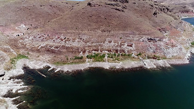 Sular çekilince köy ortaya çıktı