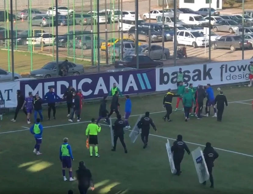 Yeşil saha boks ringine döndü: Yumruklar havada uçuştu