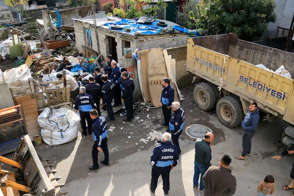 Evindeki çöpleri vermemek için barikat kurdu