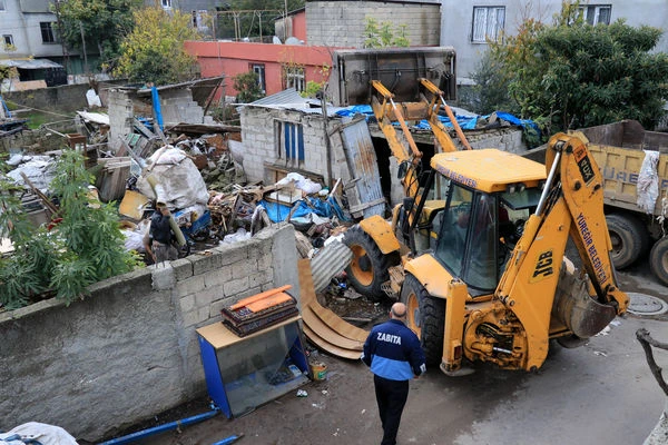 Evindeki çöpleri vermemek için barikat kurdu