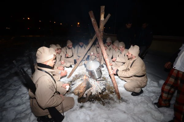 Kars'ta eksi 12 derecede şehitlere saygı nöbeti