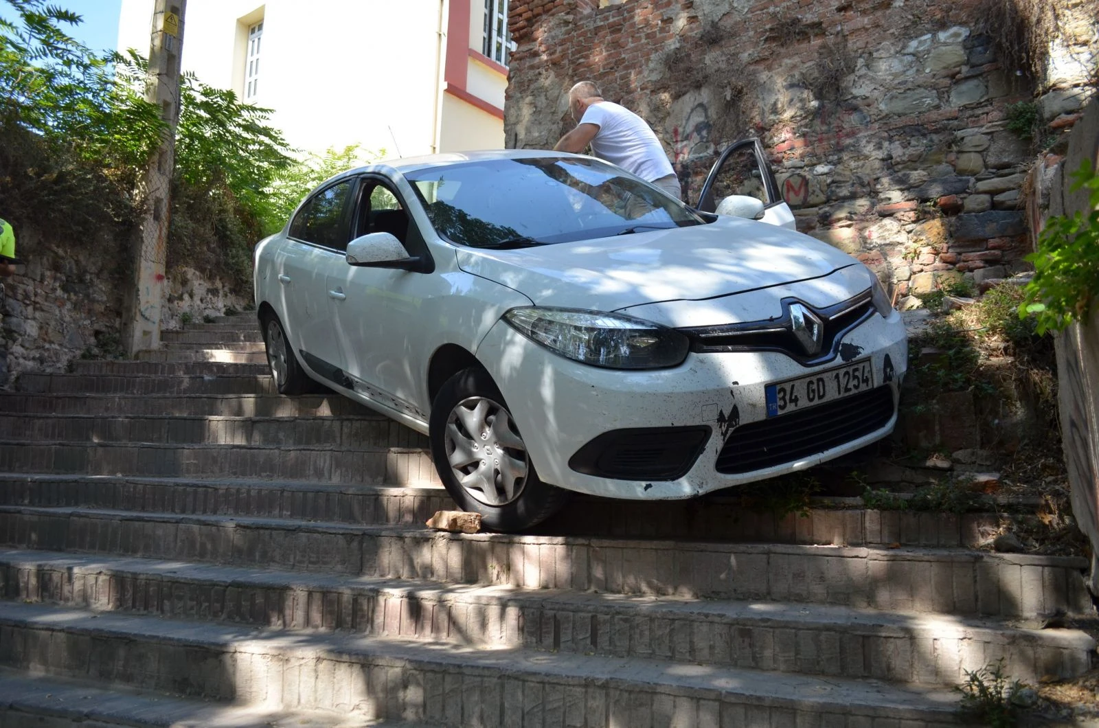Yol sandığı merdivenlerden uçtu, saatlerce aracın üzerinde bekledi