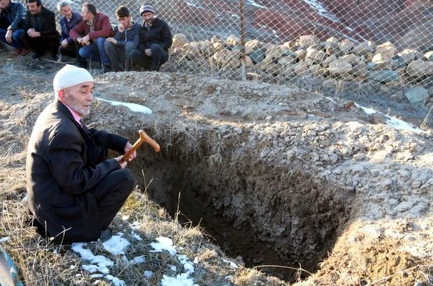 Kendisi için hazırlanan mezarı ziyaret etti