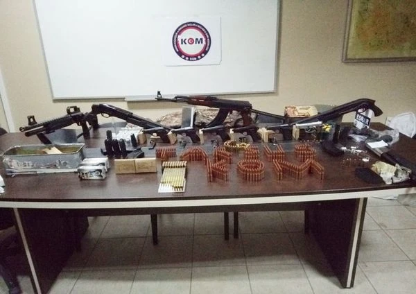 Duvarın içinden cephanelik çıktı