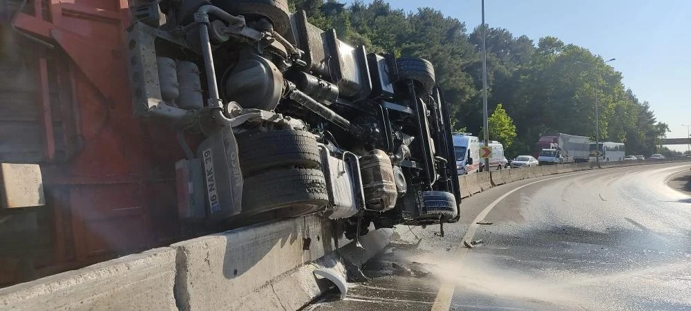 Tır devrildi, 50 m sürüklendi! Sürücü kendisini böyle kurtardı