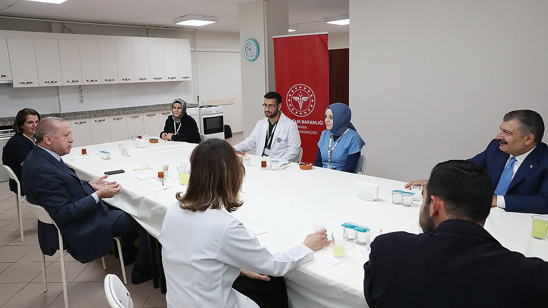 Cumhurbaşkanı Erdoğan, sağlık çalışanlarıyla iftar yaptı