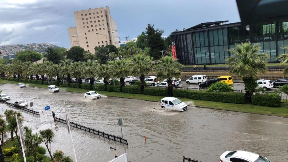 Samsun'u sağanak vurdu, yollar göl oldu
