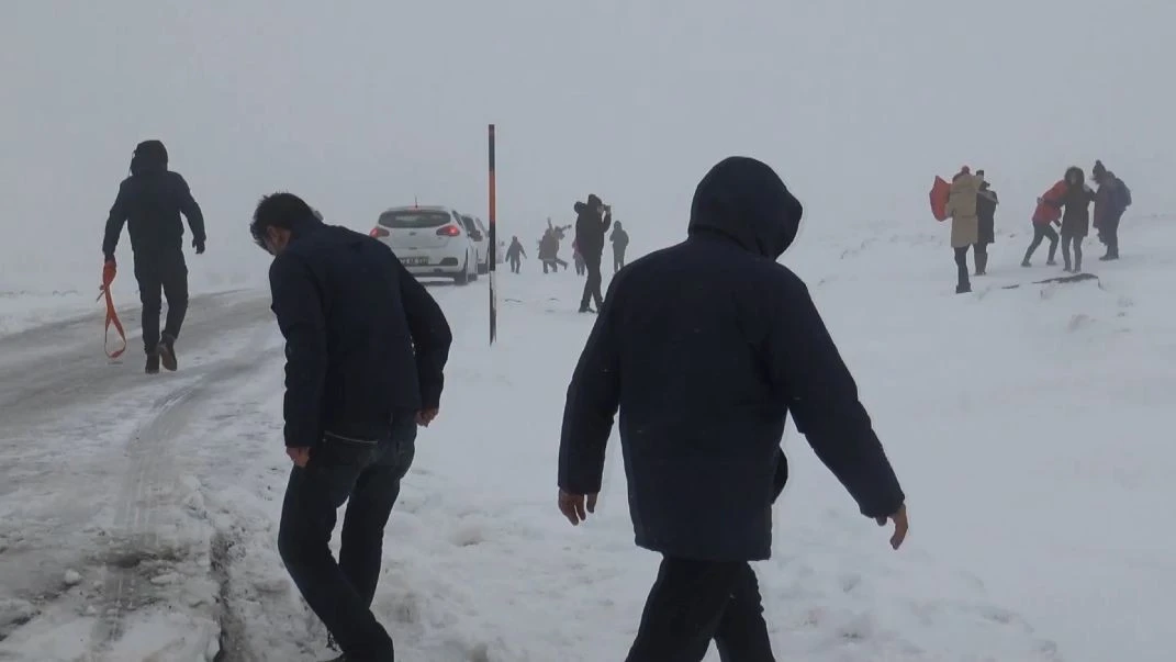 Yolda mahsur kaldılar, halay çekerek kurtarılmayı beklediler