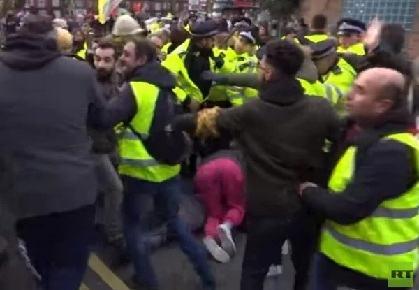 Türk vatandaşına saldıran PKK'lıya Londra'da polis dayağı
