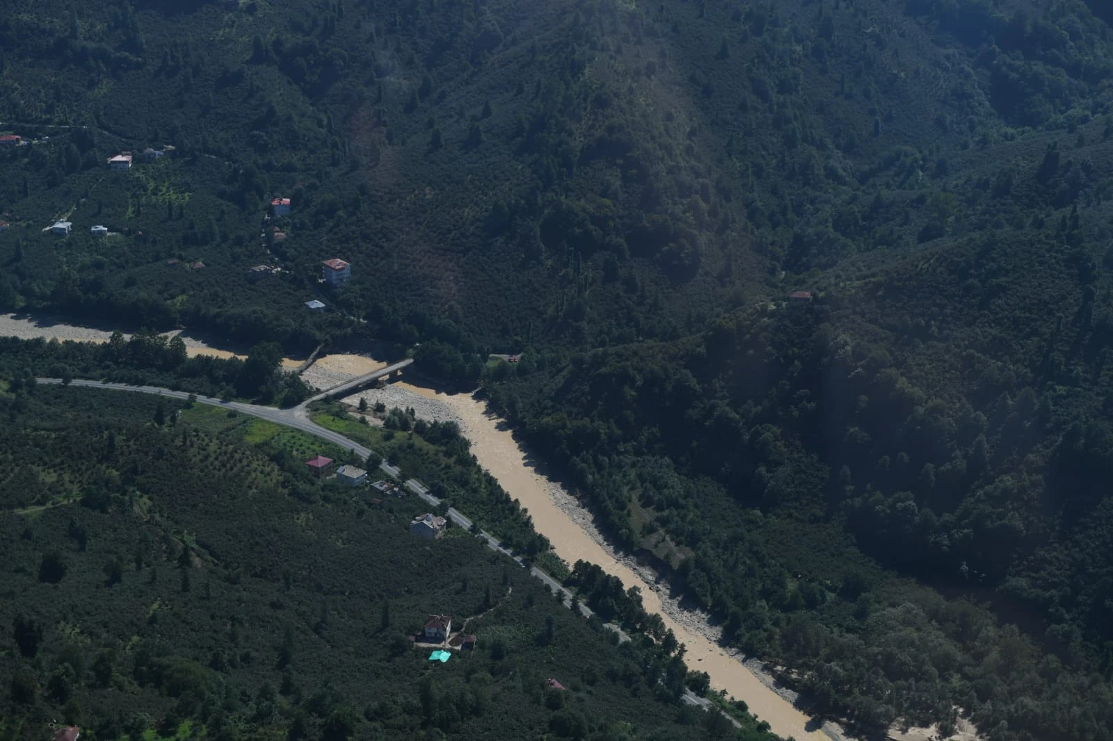 Ulaştırma Bakanı selden etkilenen bölgeleri havadan inceledi