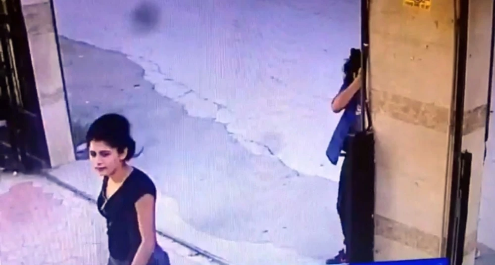 Üç genç kız dans ederek girdiği siteyi soydu