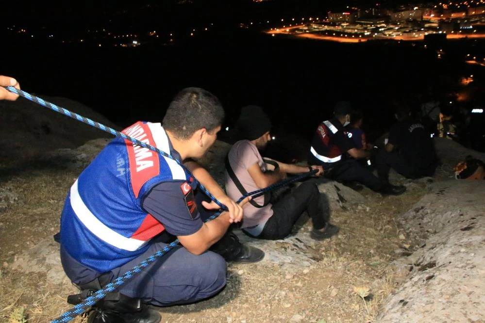 Uçurumun eşiğinde mahsur kaldı: Film sahnelerini aratmayan kurtarma operasyonu