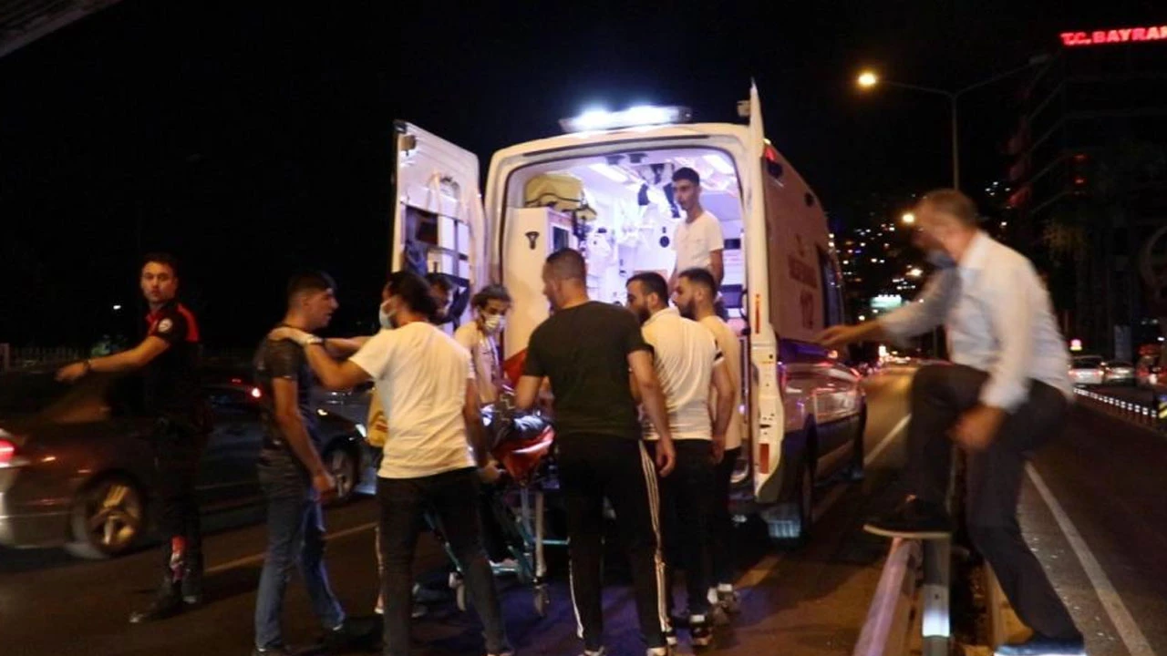 İzmir'de 'omuz atma' kavgası kanlı bitti