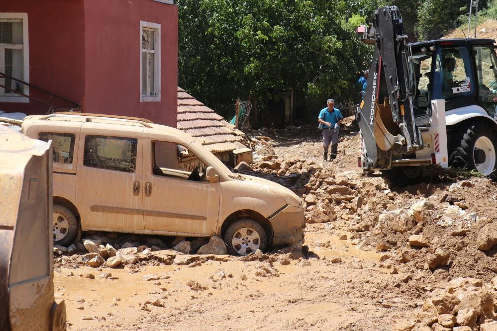 Sulama kanalı patladı, evler su altında kaldı